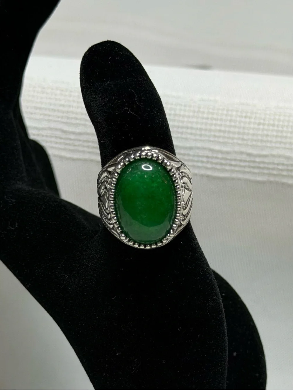 Shamrock Green Cabochon Jade Ring‎ size 8 Unisex